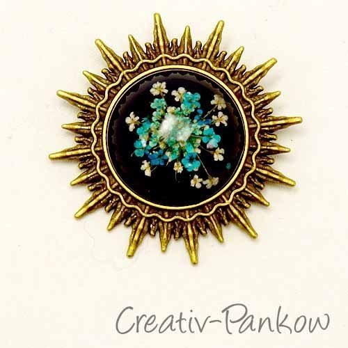 Bronzefarbene Cabochon Sonnen-Brosche "Blaue Trockenblumen"
